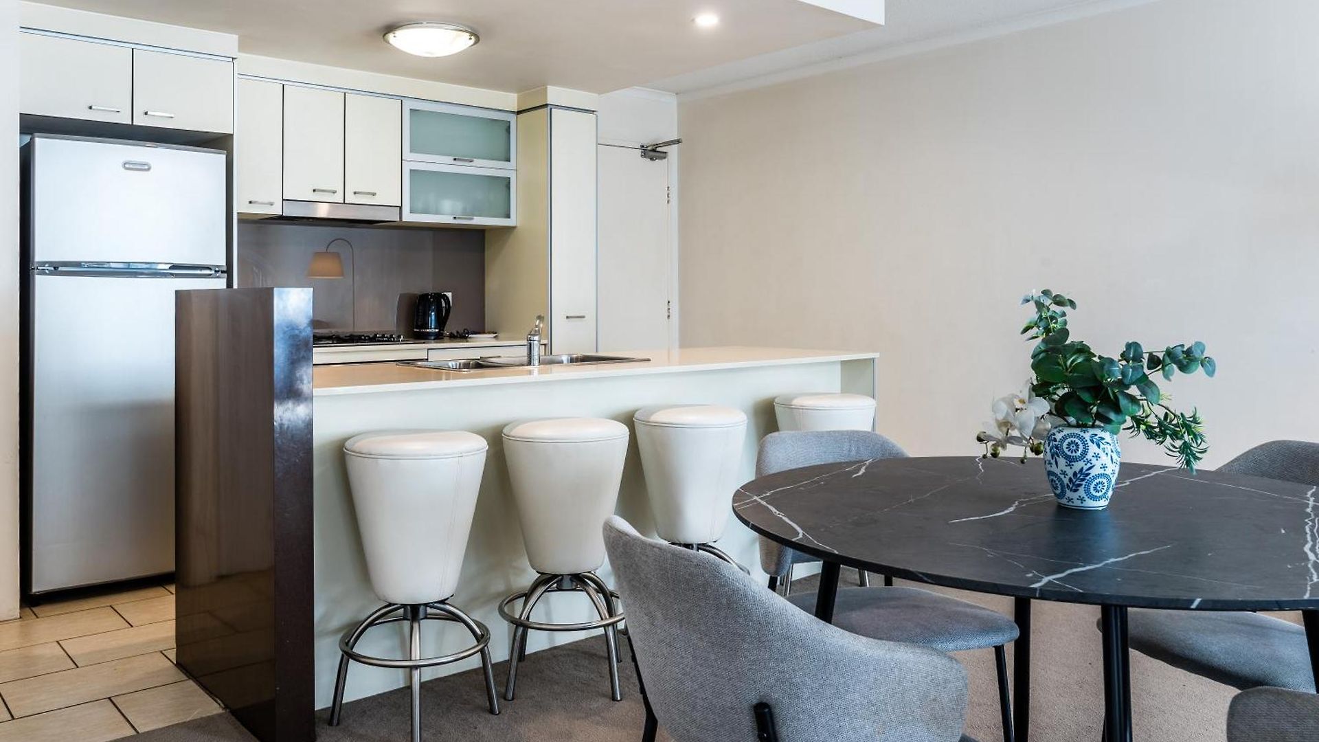 Apartment Prime Location River Glimpse 2br Walk To Cbd With Parking