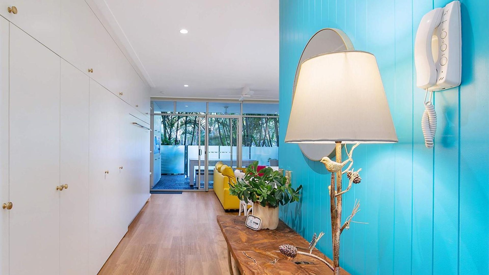 The Fishbowl - 1bed-1bath-1car-pool Apartment