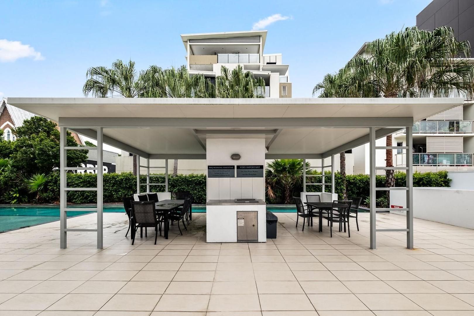 Apartment Two-level 3br With Rooftop Balcony & 2 Car Parks *