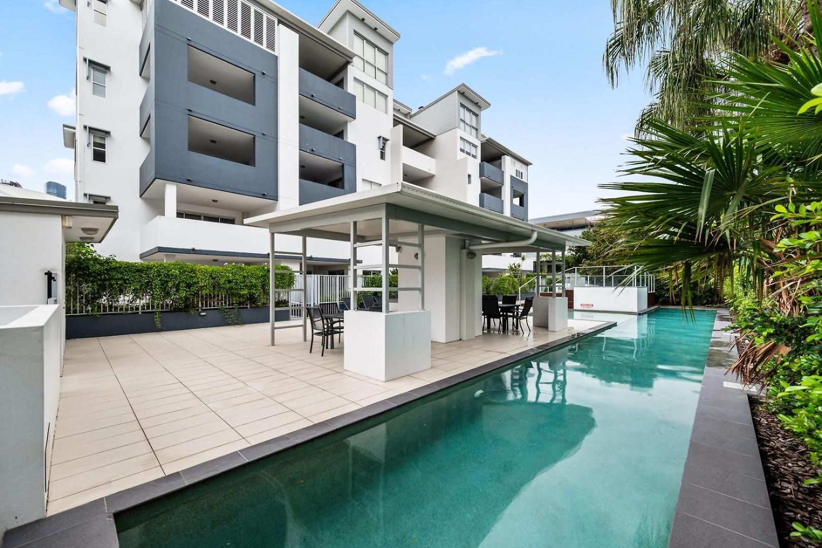 Two-level 3br With Rooftop Balcony & 2 Car Parks Apartment Brisbane