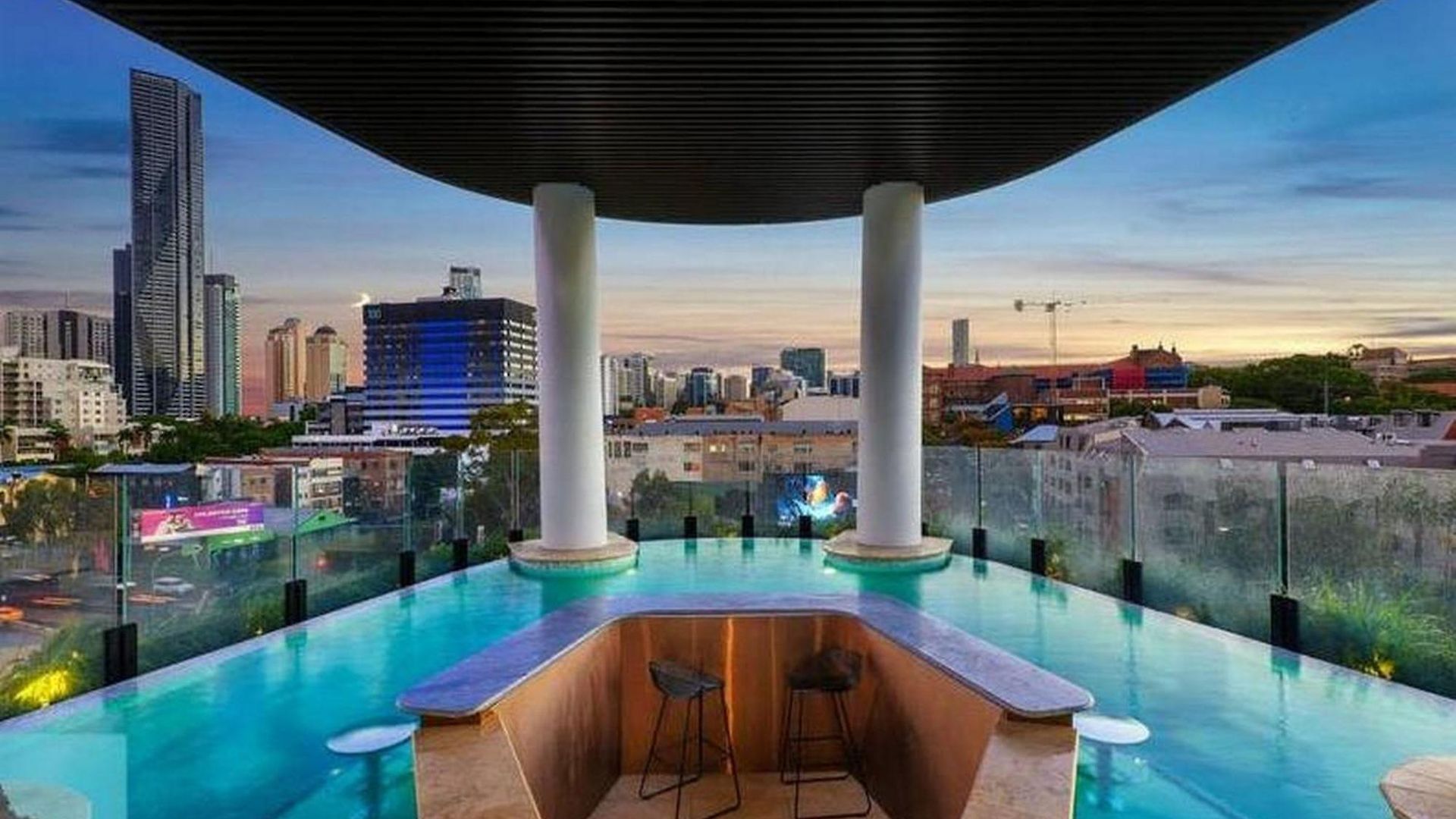 Rooftop Infinity Pool Heated Pool, Gym, Free Parking & Brisbane