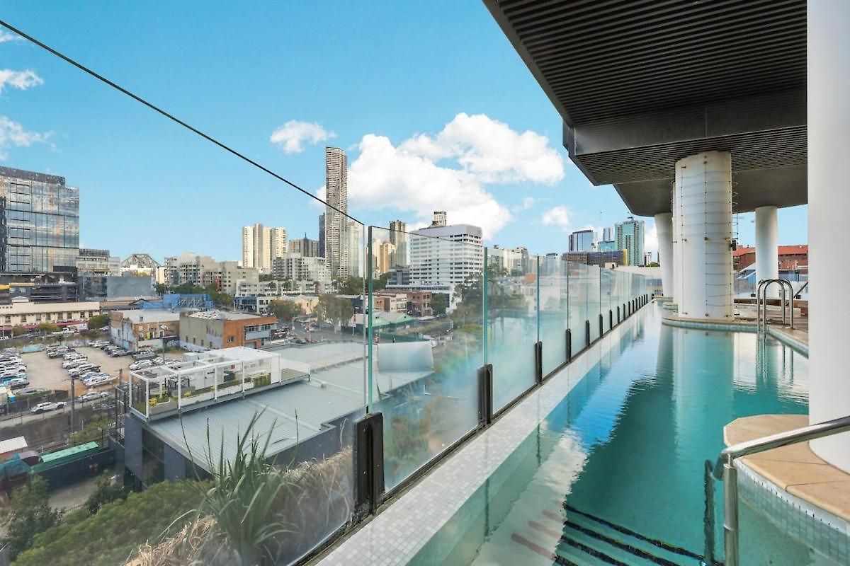 Lvl 22 - Sleep 8 - Pool Cinema & Parking Apartment *