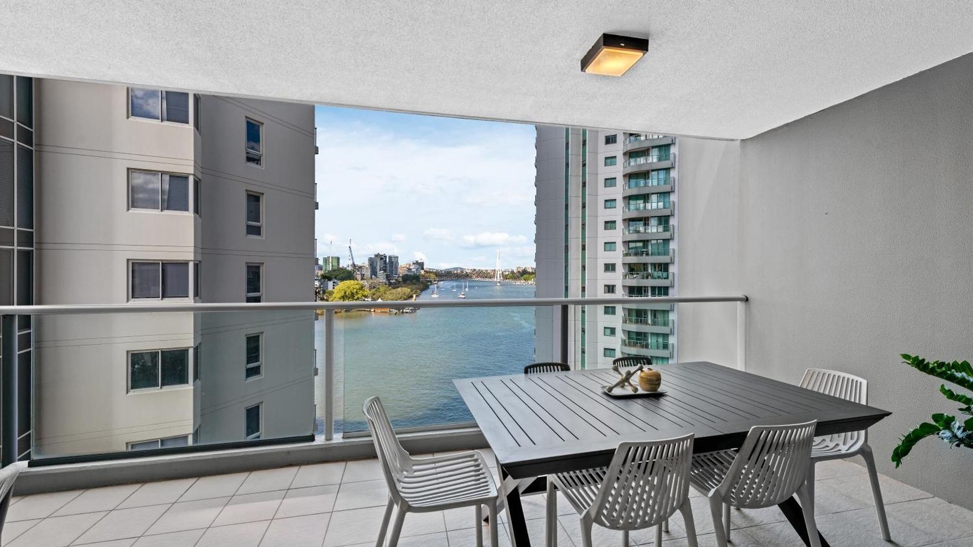 Skyline Apartment *