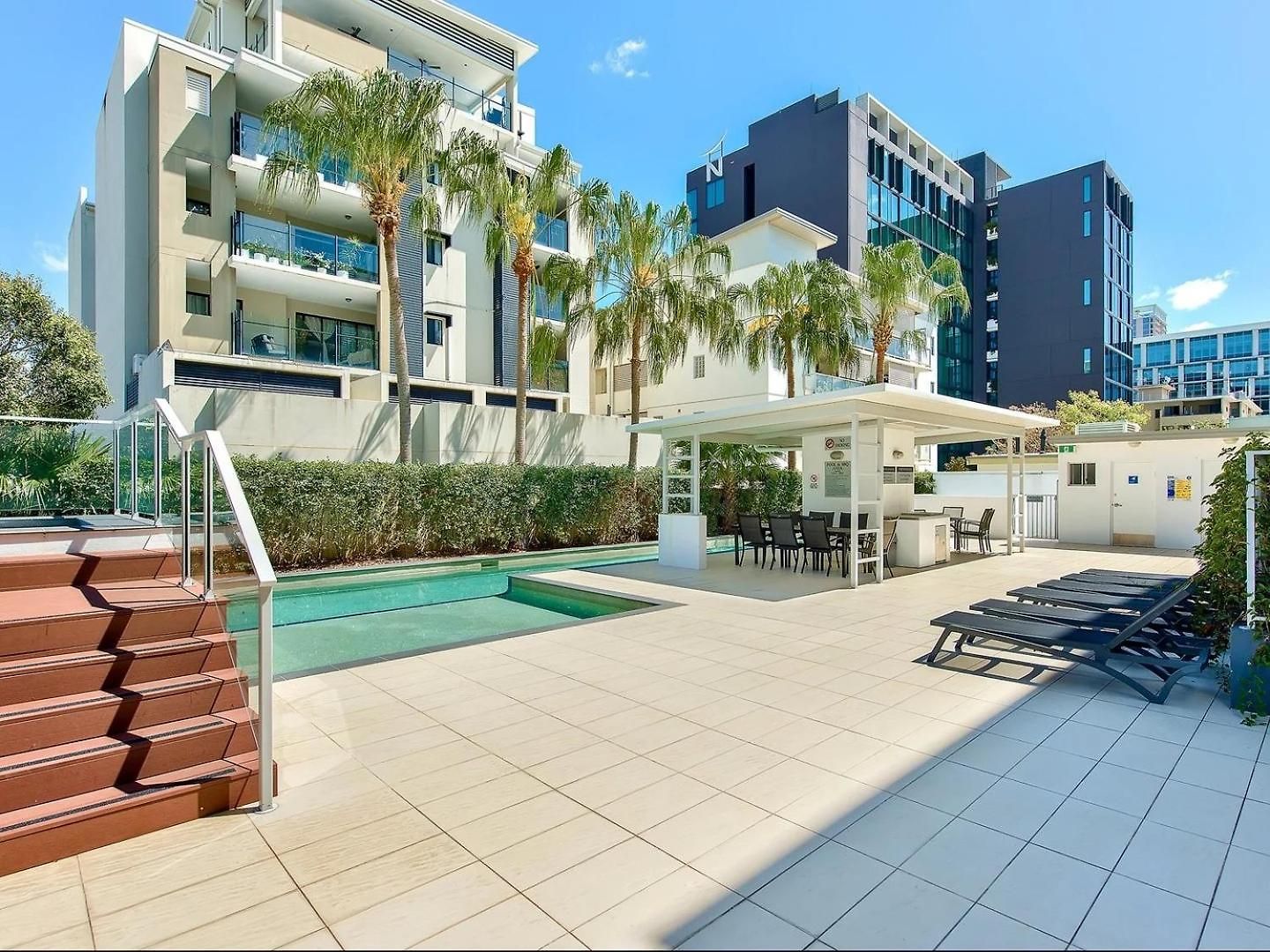 Apartment Two-level 3br With Rooftop Balcony & 2 Car Parks Brisbane