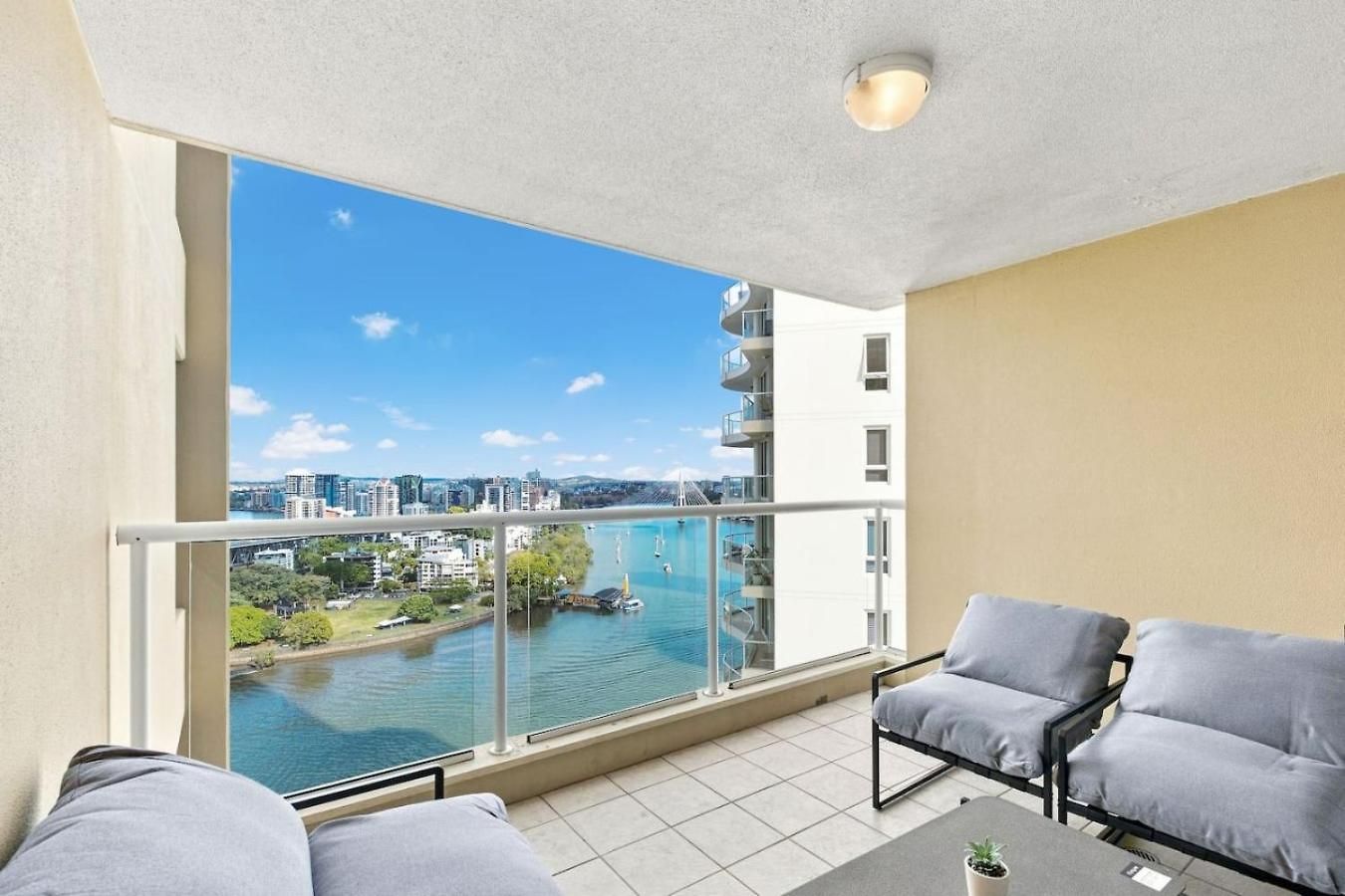 Apartment Wake To The River 3 Bedroom Riverside With Pool Gym And Parking Brisbane