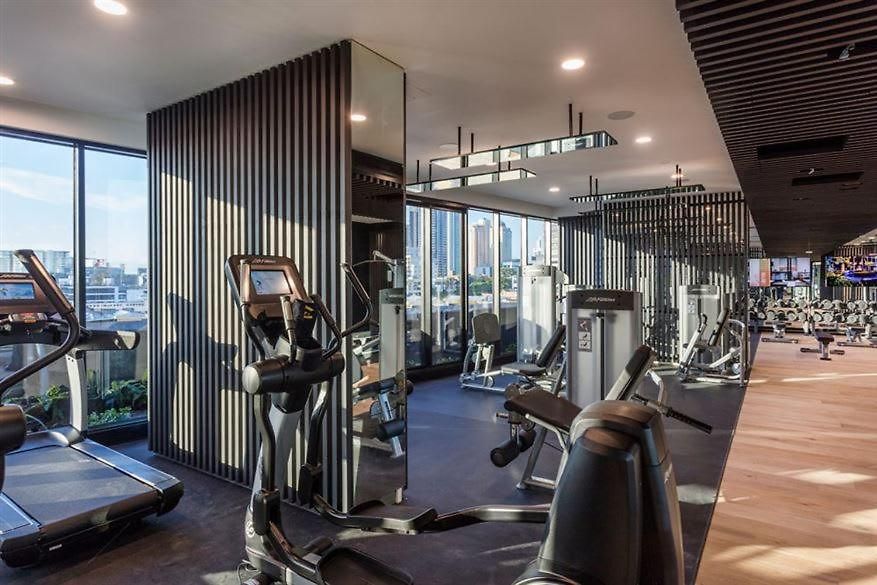 Rooftop Infinity Pool Heated Pool, Gym, Free Parking & Apartment *