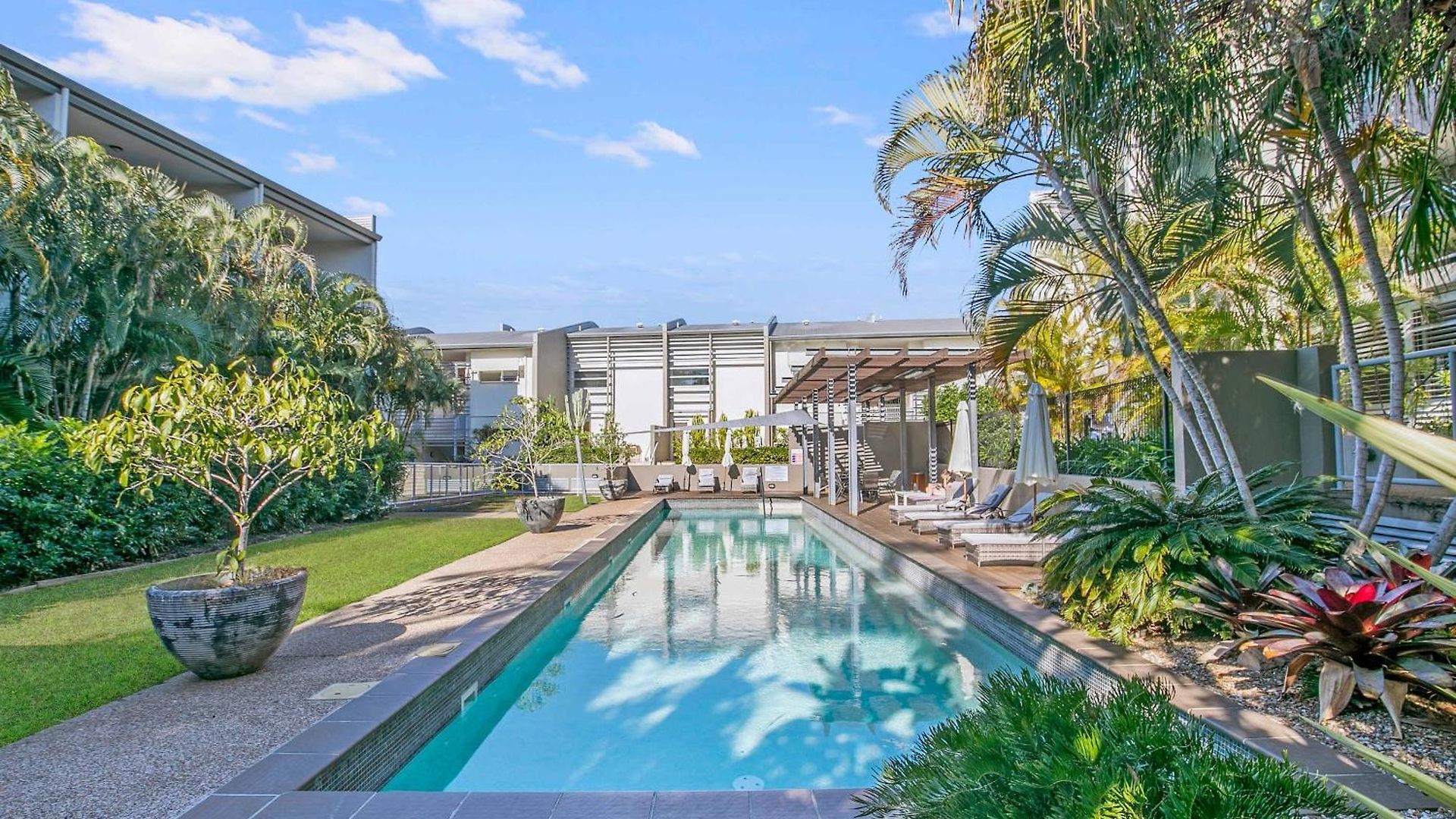 Apartment The Fishbowl - 1bed-1bath-1car-pool *
