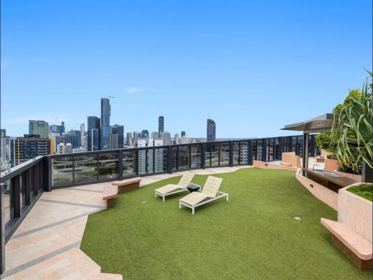 Stunning River & Mountain View W Pool & Gym Apartment *
