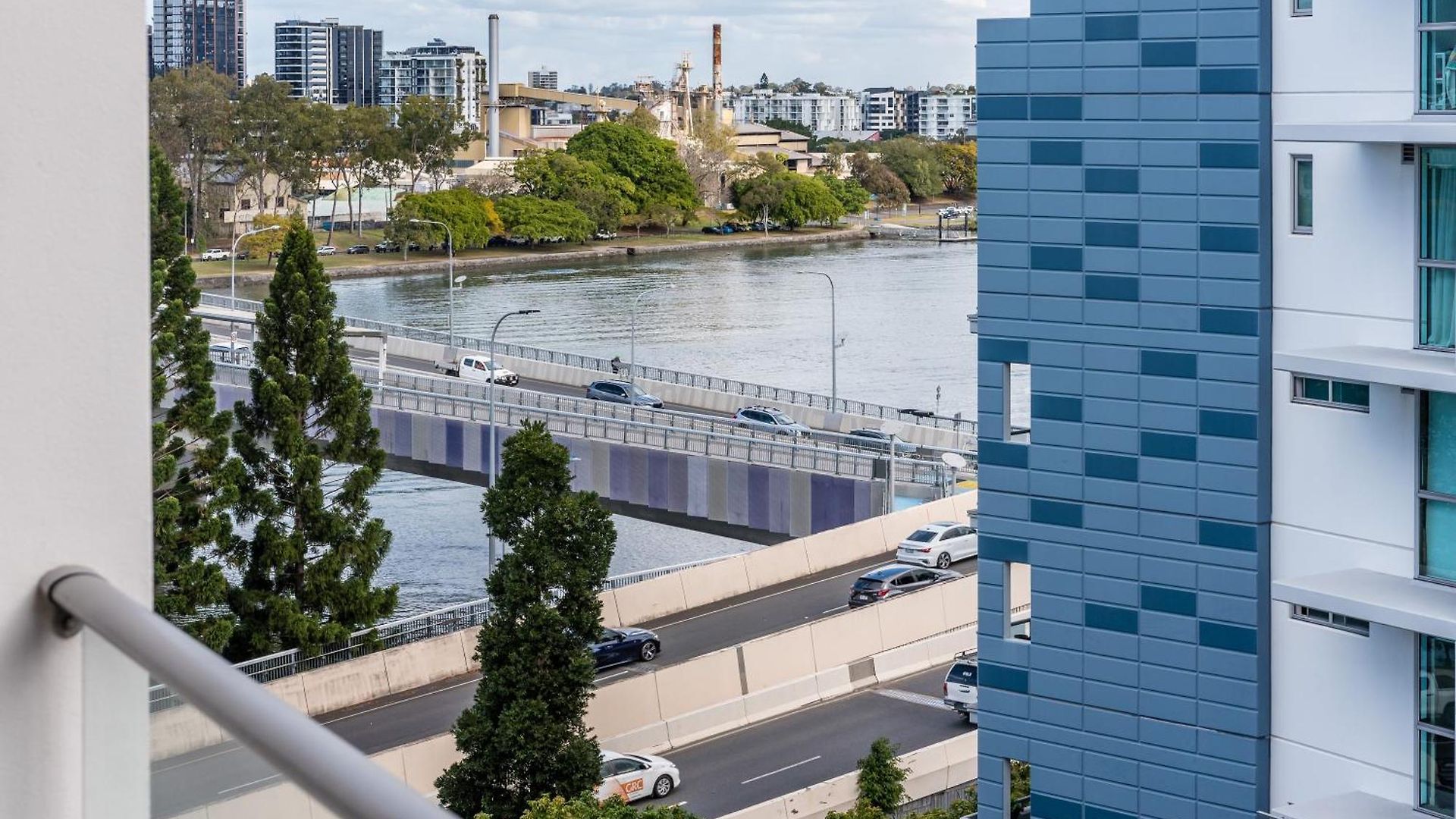 Prime Location River Glimpse 2br Walk To Cbd With Parking