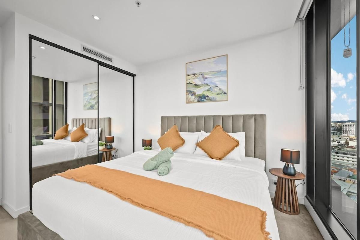 Lvl 22 - Sleep 8 - Pool Cinema & Parking Apartment
