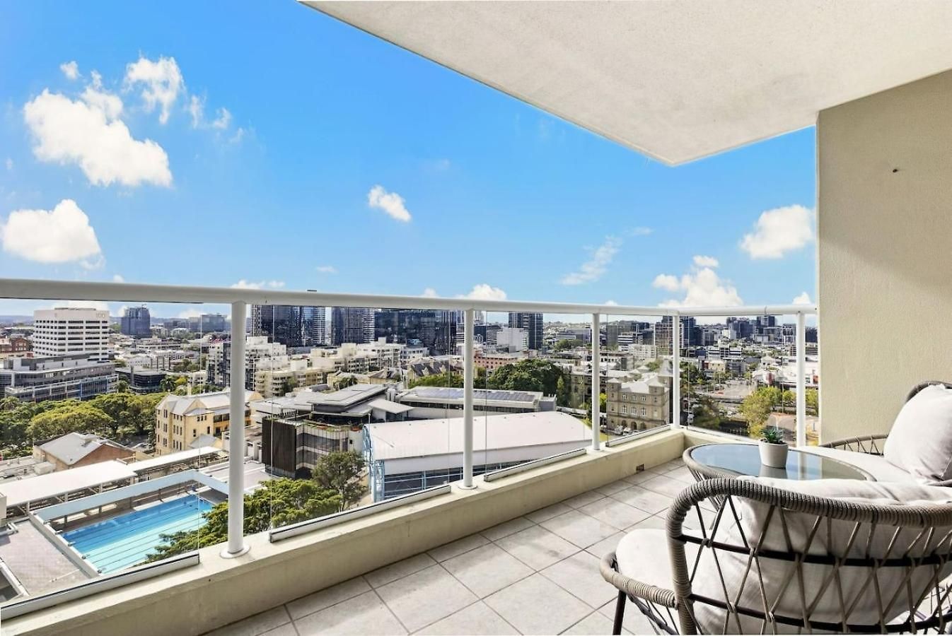 Apartment Wake To The River 3 Bedroom Riverside With Pool Gym And Parking *