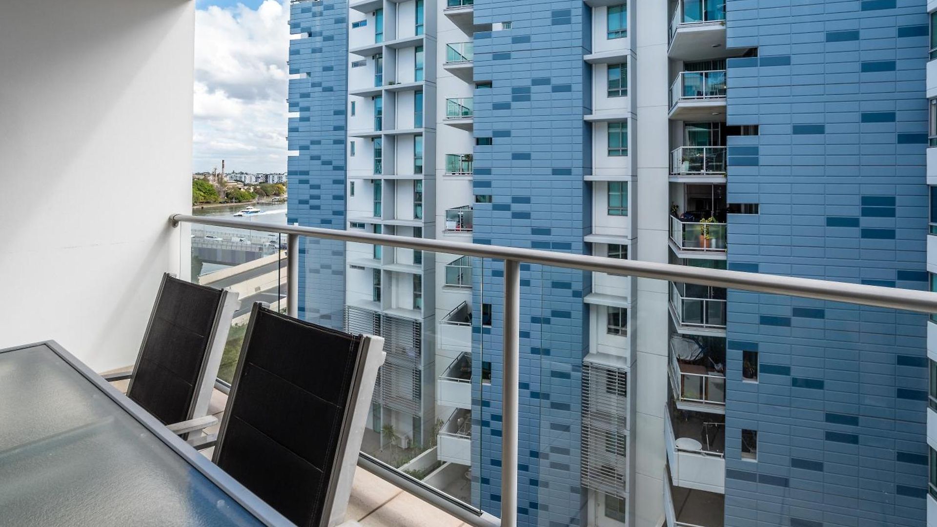 Prime Location River Glimpse 2br Walk To Cbd With Parking