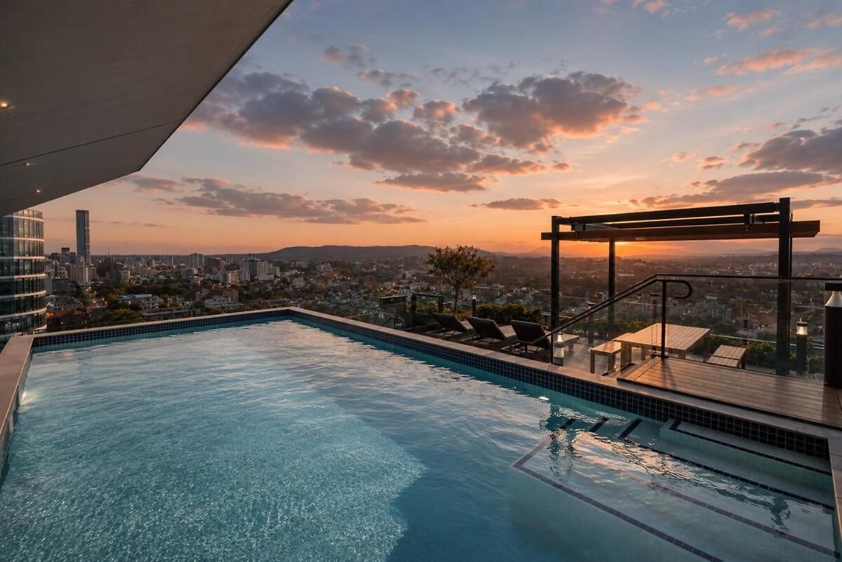 2br Sky - Pool - Gym - Sleeps 6 - Baby Apartment *