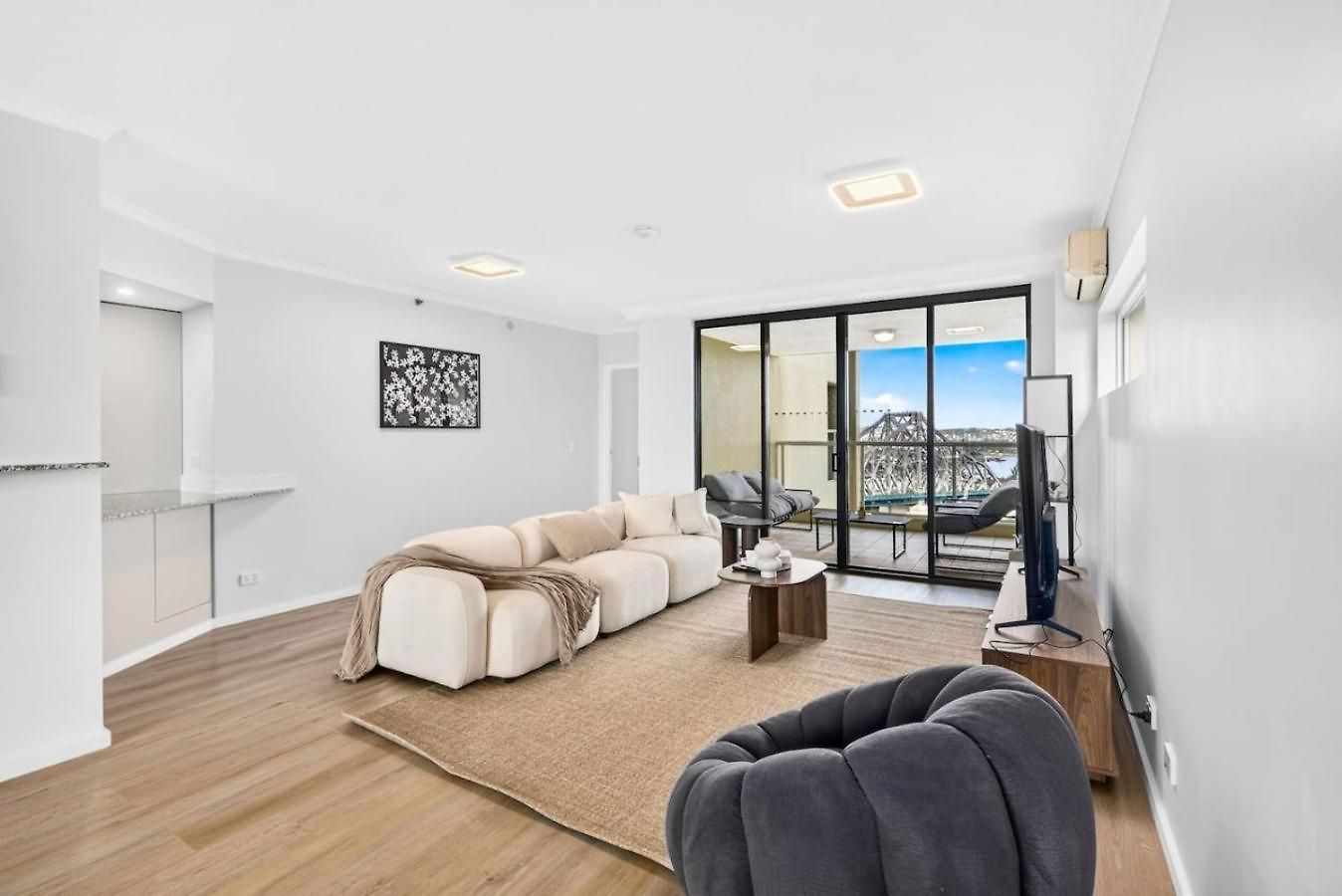 Wake To The River 3 Bedroom Riverside With Pool Gym And Parking Apartment