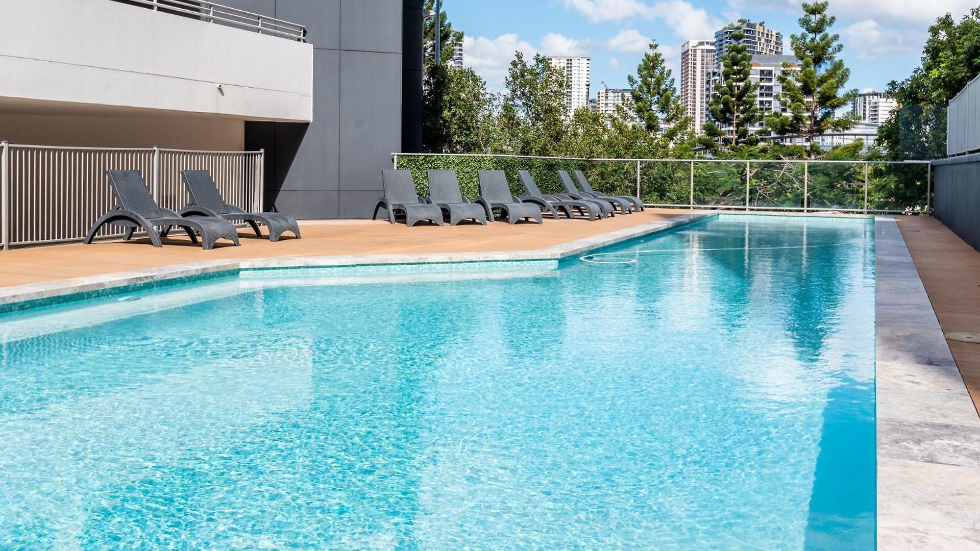 Prime Location River Glimpse 2br Walk To Cbd With Parking *