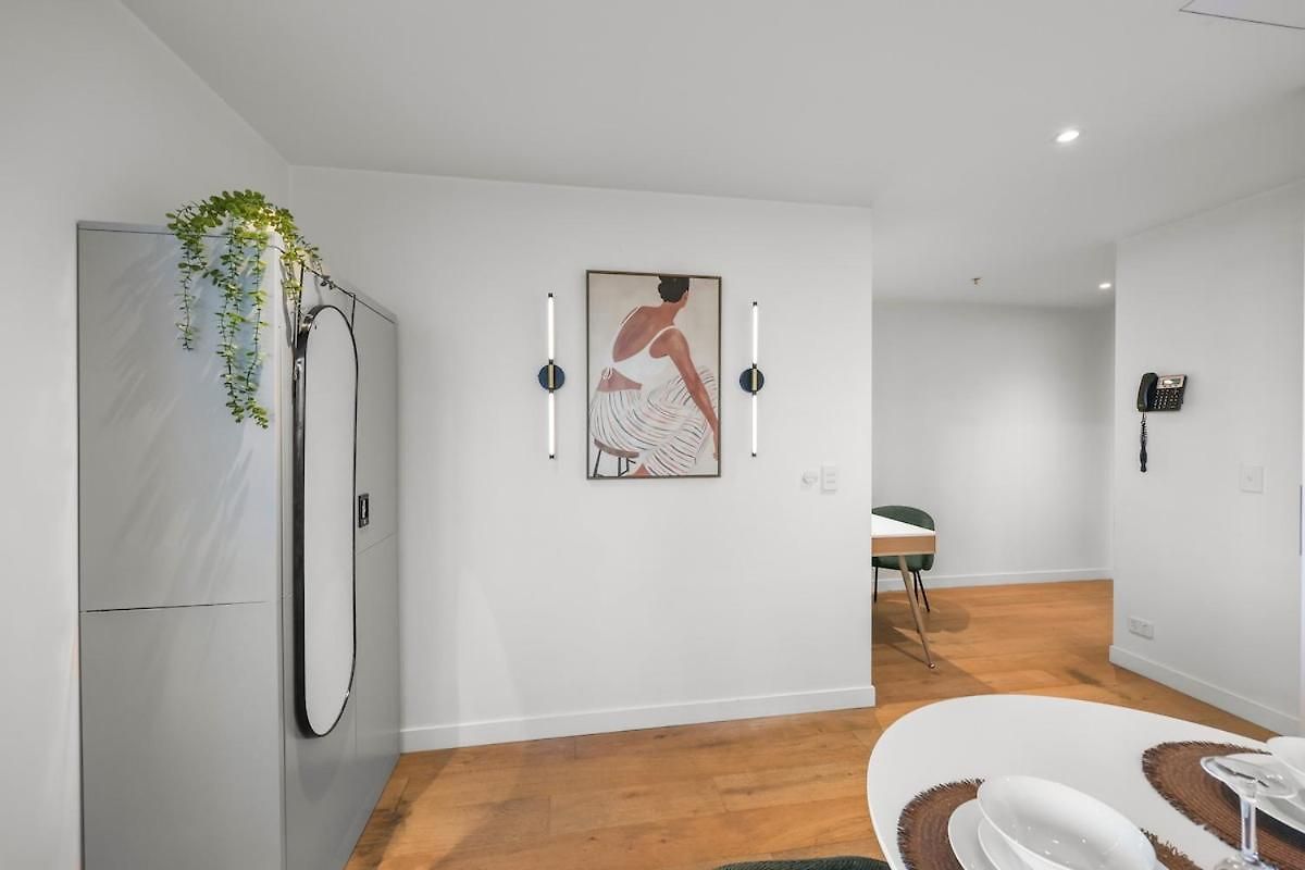 Apartment Lvl 22 - Sleep 8 - Pool Cinema & Parking Brisbane