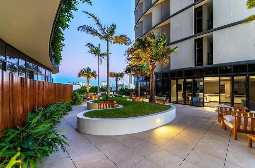 Apartment Rooftop Infinity Pool Heated Pool, Gym, Free Parking &