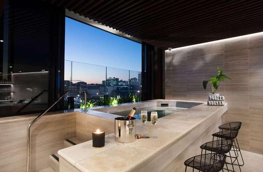 Apartment Rooftop Infinity Pool Heated Pool, Gym, Free Parking &