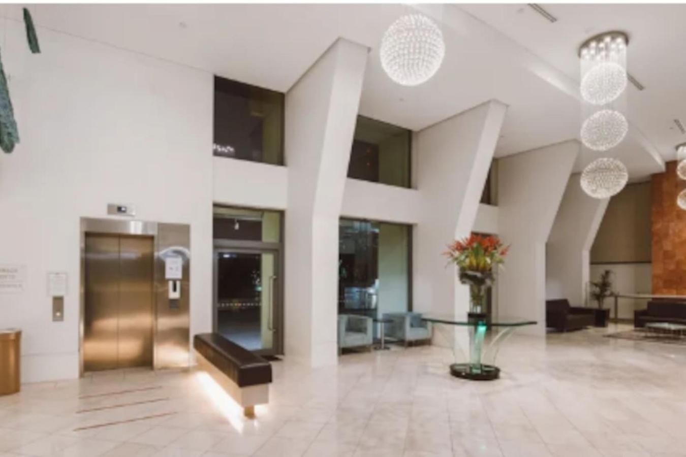 Wake To The River 3 Bedroom Riverside With Pool Gym And Parking Apartment