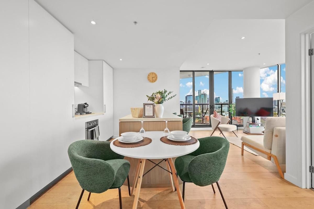 Lvl 22 - Sleep 8 - Pool Cinema & Parking Brisbane