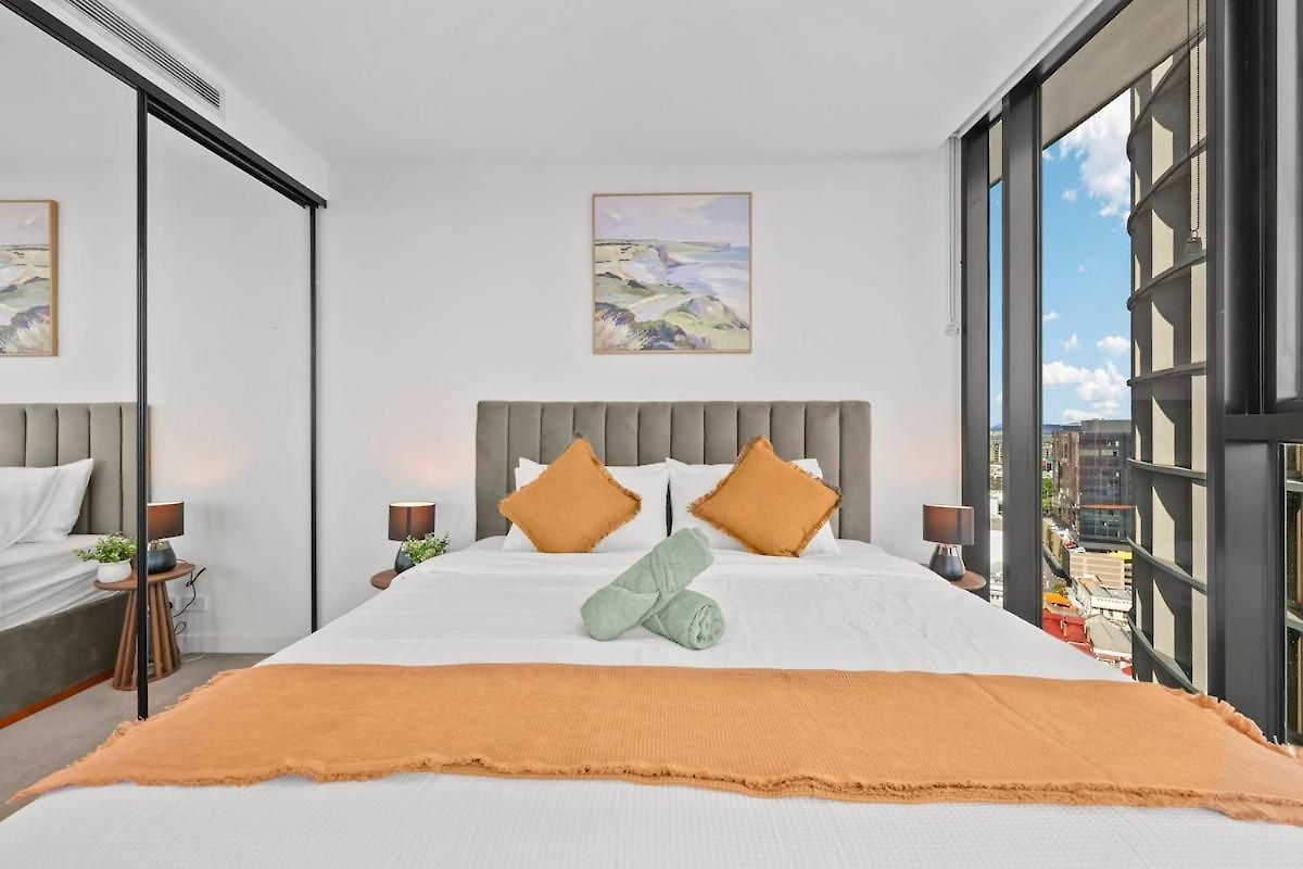 Apartment Lvl 22 - Sleep 8 - Pool Cinema & Parking Brisbane