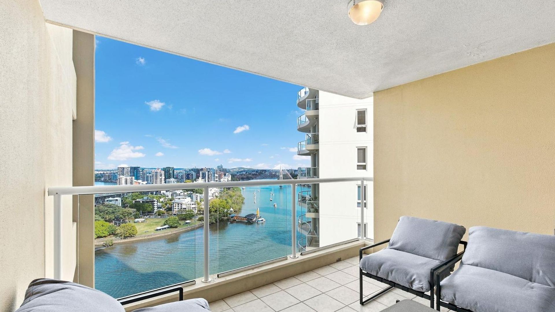 Wake To The River 3 Bedroom Riverside With Pool Gym And Parking
