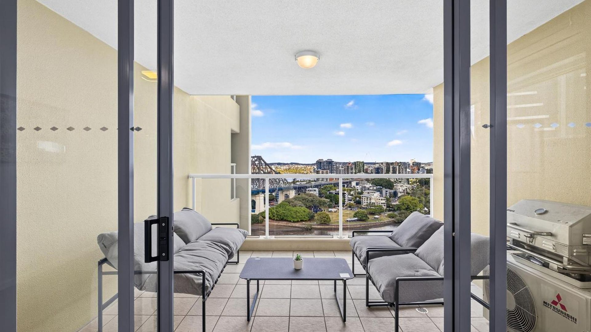 Wake To The River 3 Bedroom Riverside With Pool Gym And Parking