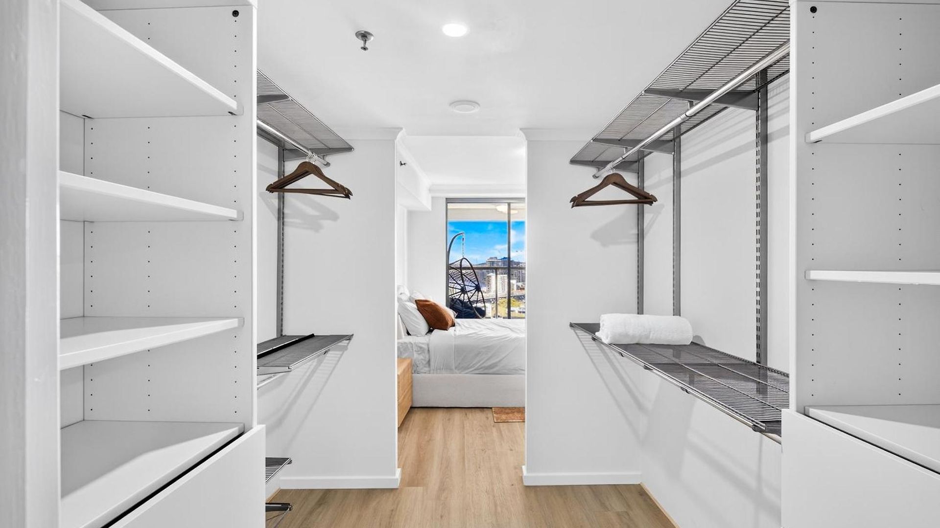 Wake To The River 3 Bedroom Riverside With Pool Gym And Parking