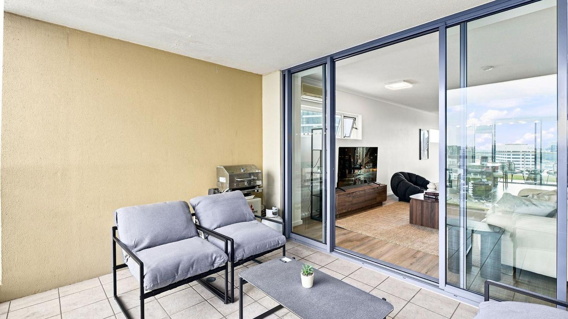 Wake To The River 3 Bedroom Riverside With Pool Gym And Parking