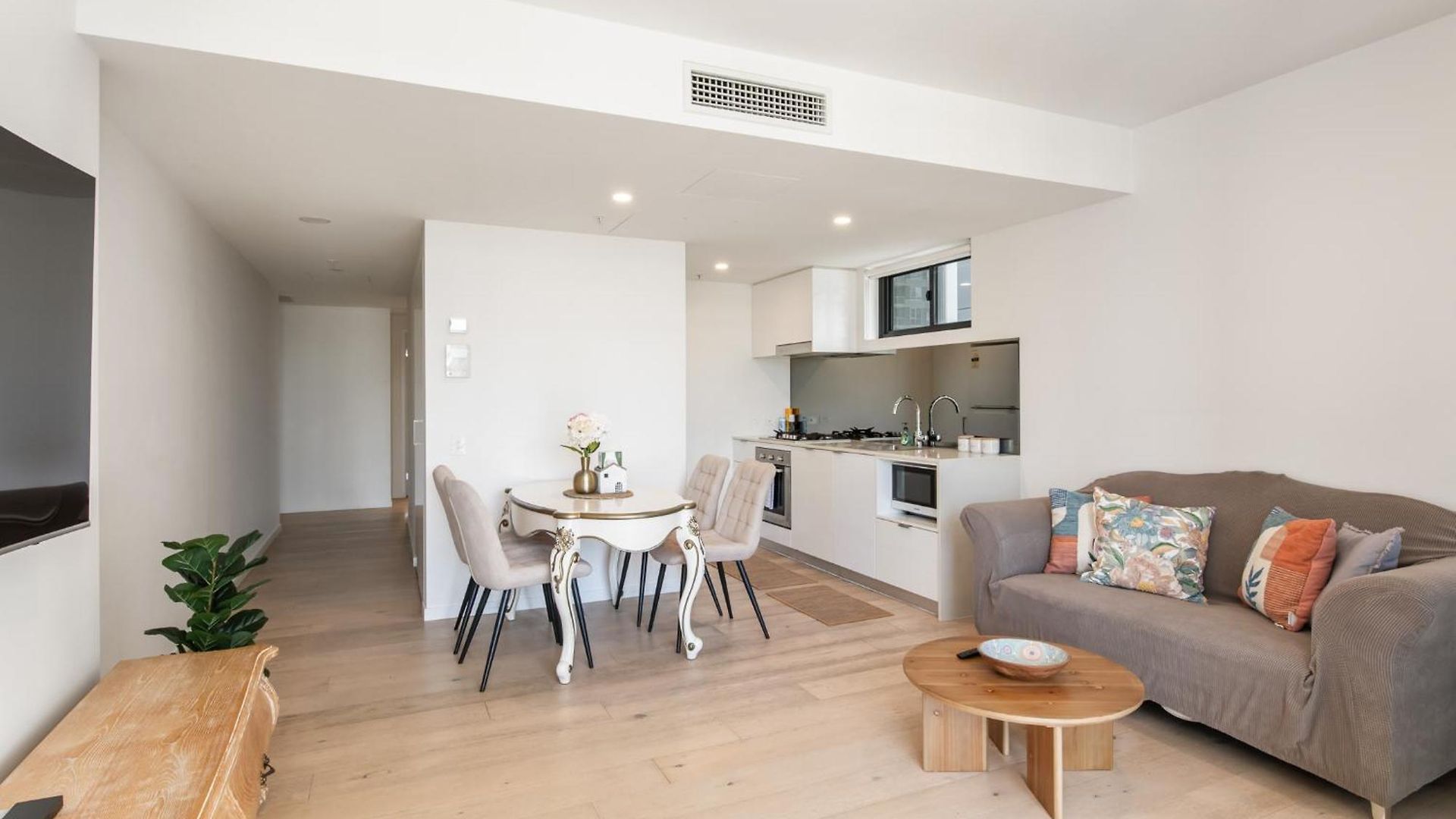 Convenient To Urban Living By Private Host Apartment