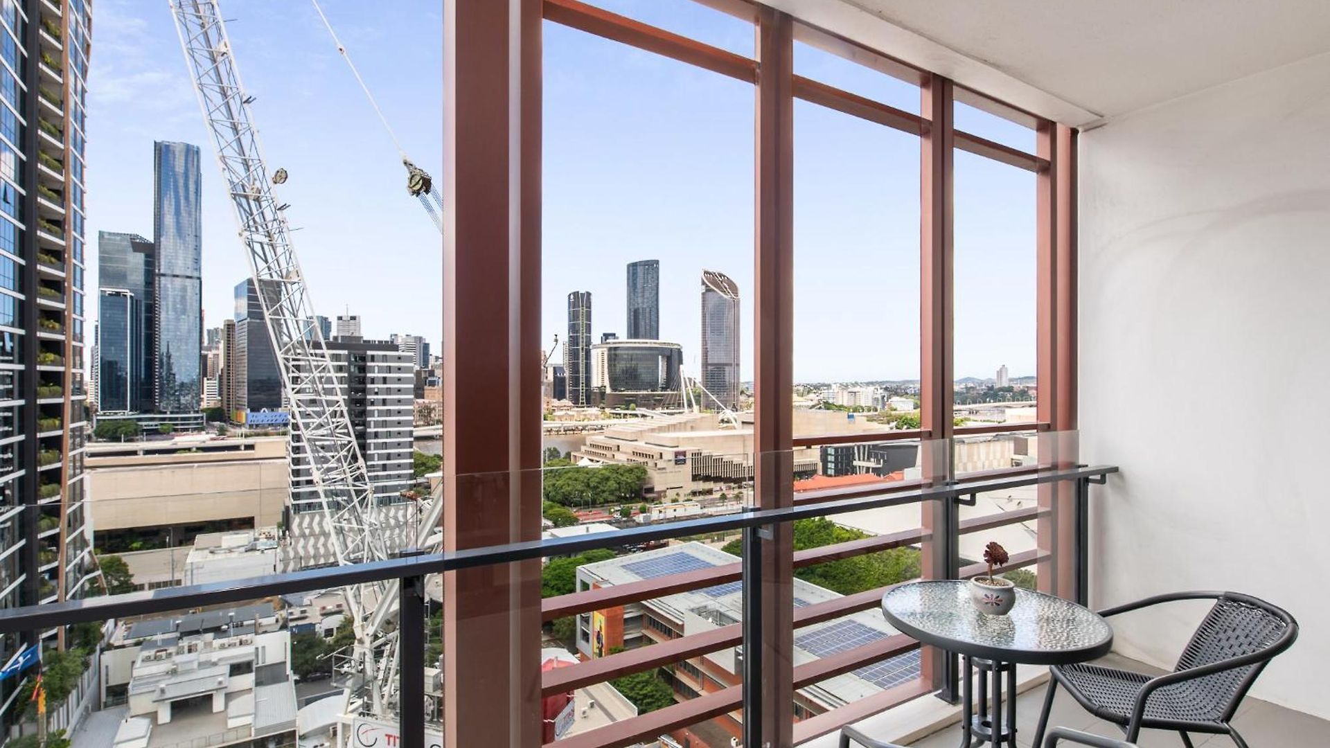 Apartment Convenient To Urban Living By Private Host *