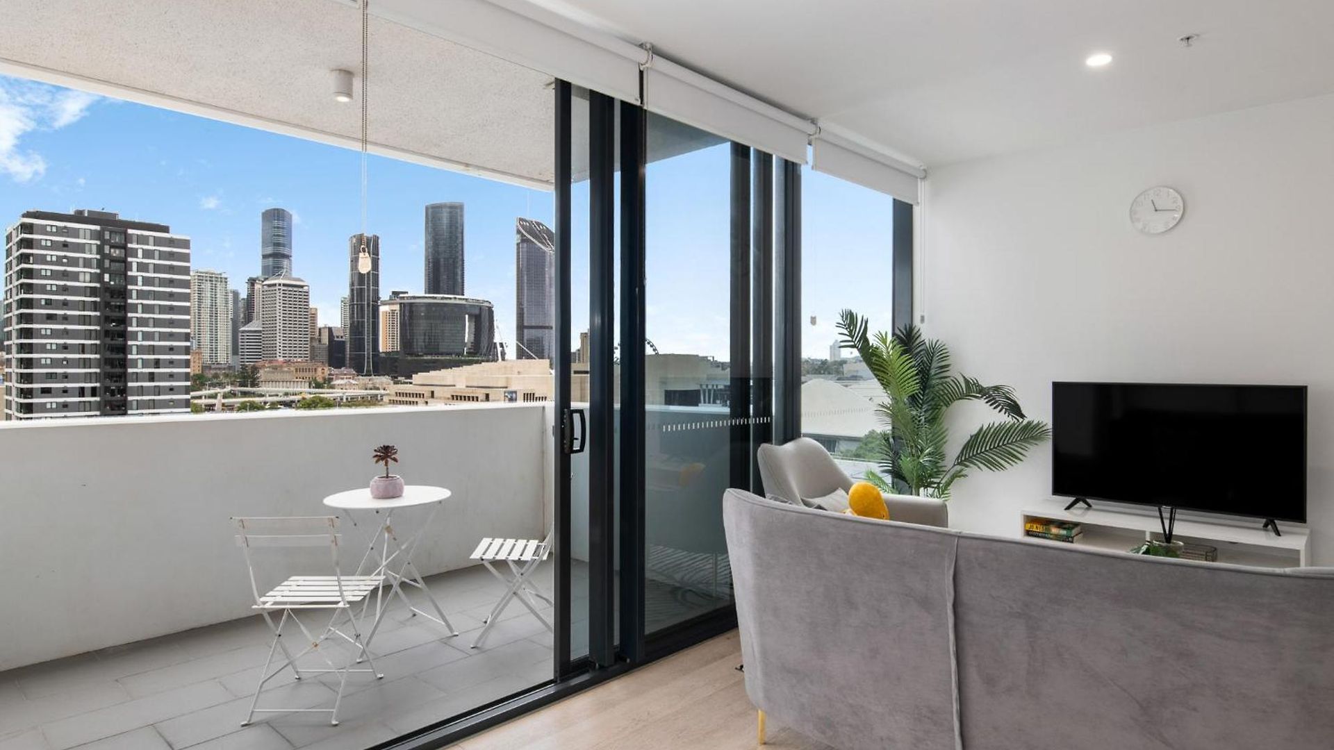 Convenient To Urban Living By Private Host Apartment *