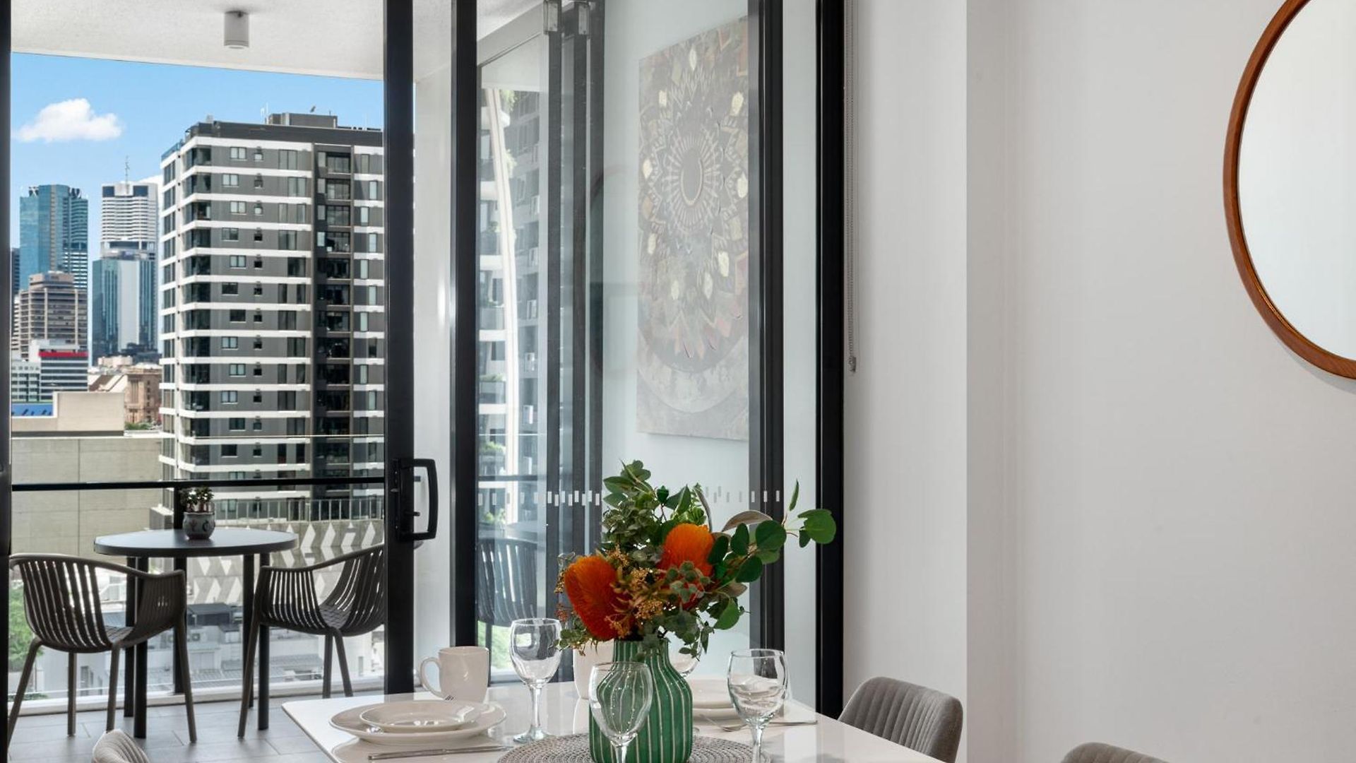 Convenient To Urban Living By Private Host * Brisbane