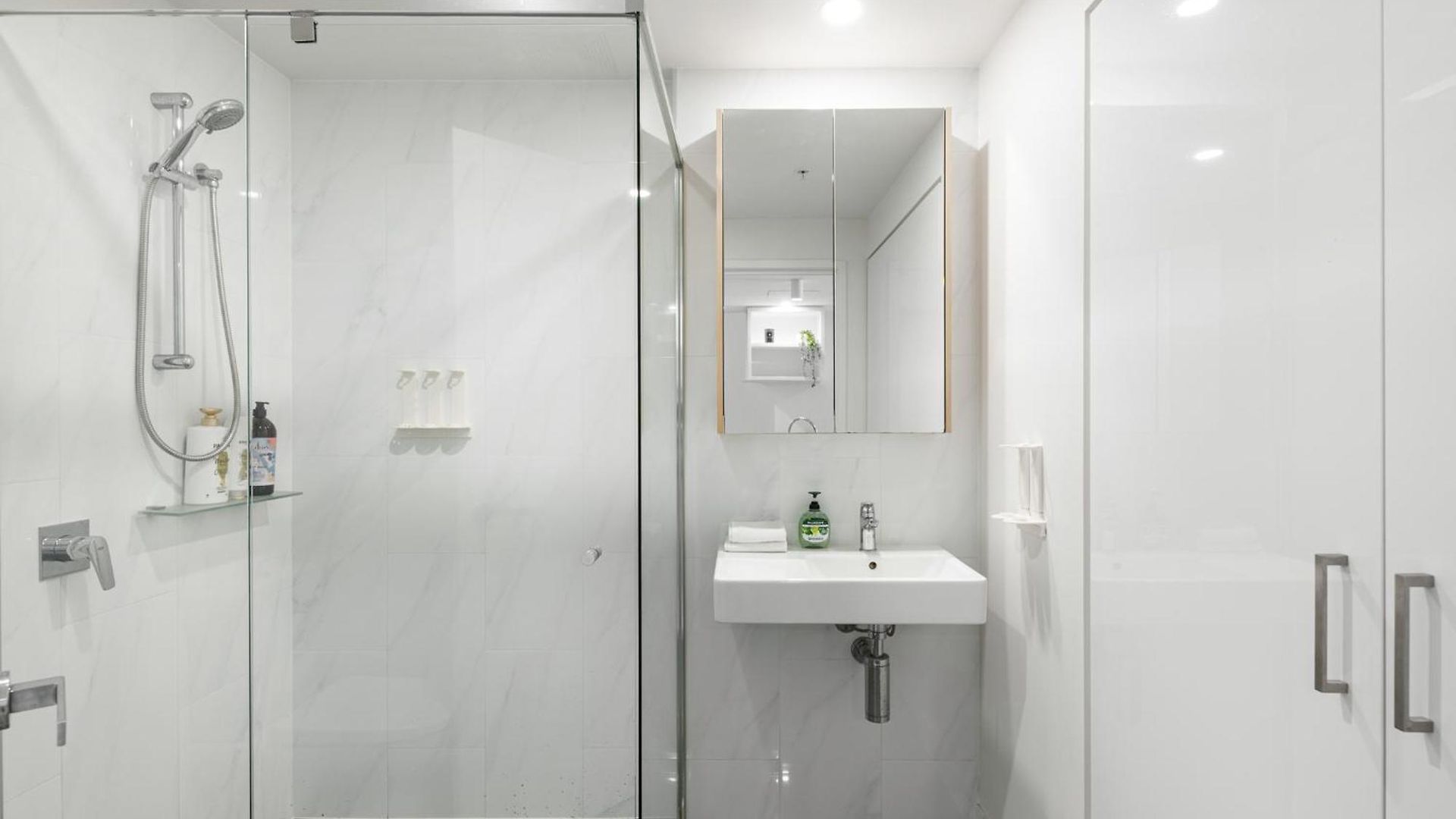Convenient To Urban Living By Private Host Apartment *