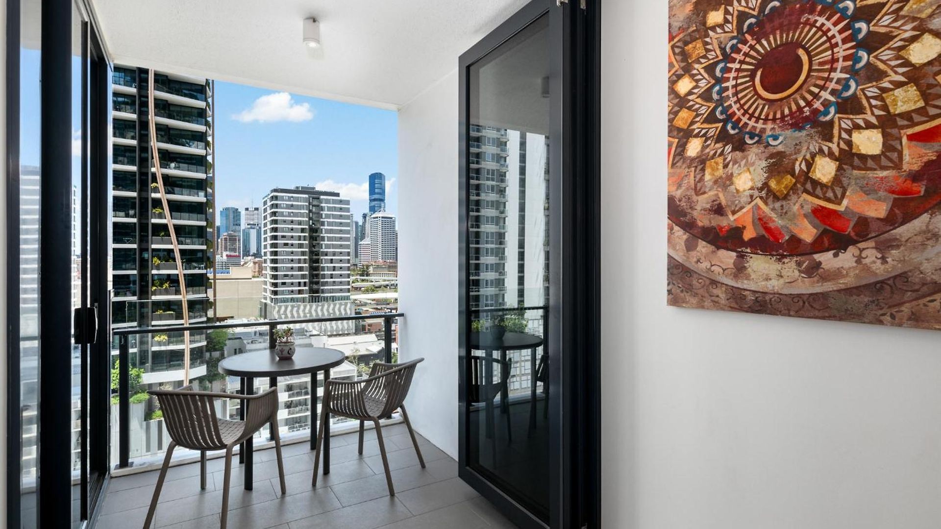 Convenient To Urban Living By Private Host *