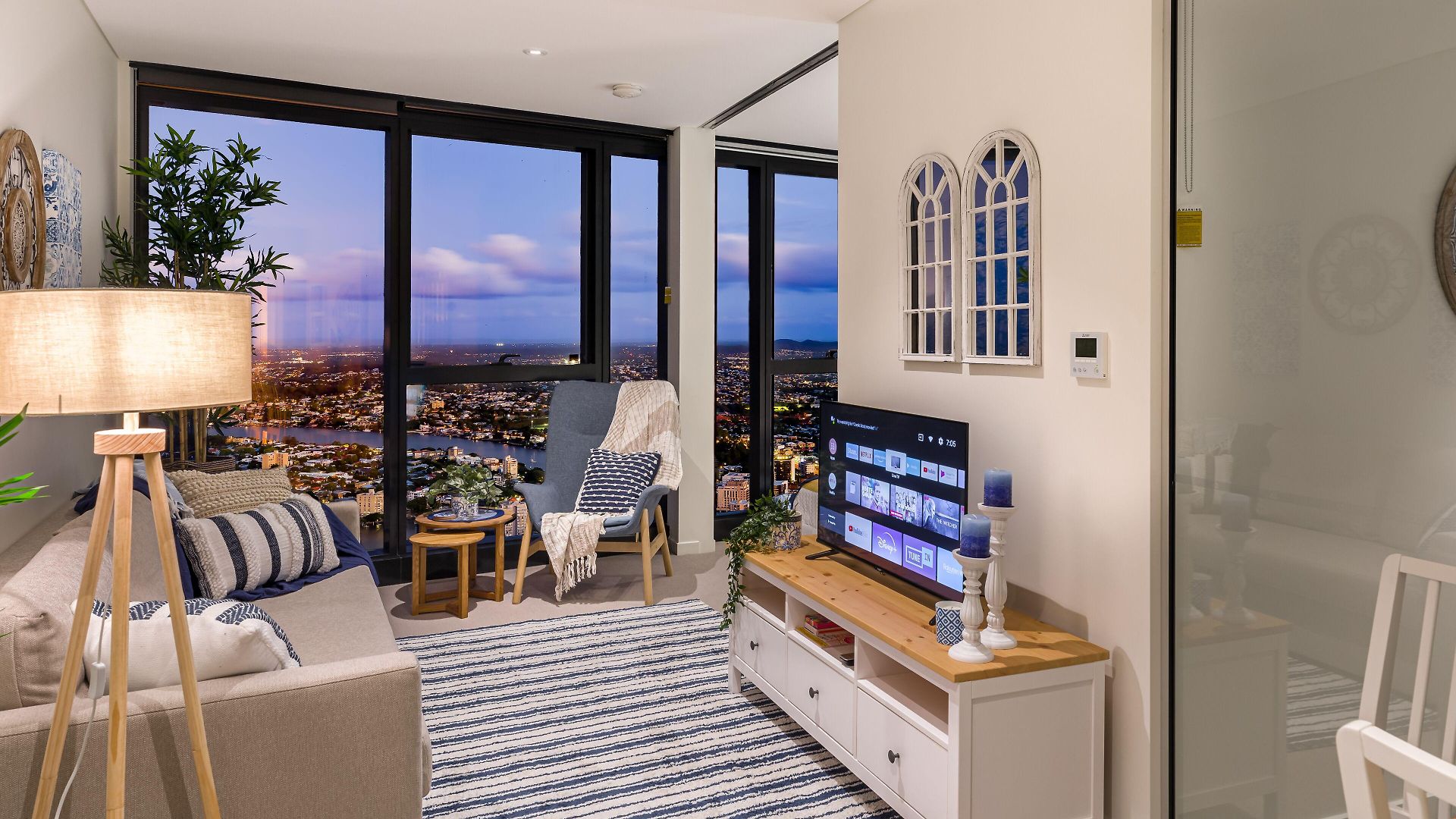Hamptons Retreat On Level 77 In Skytower Brisbane