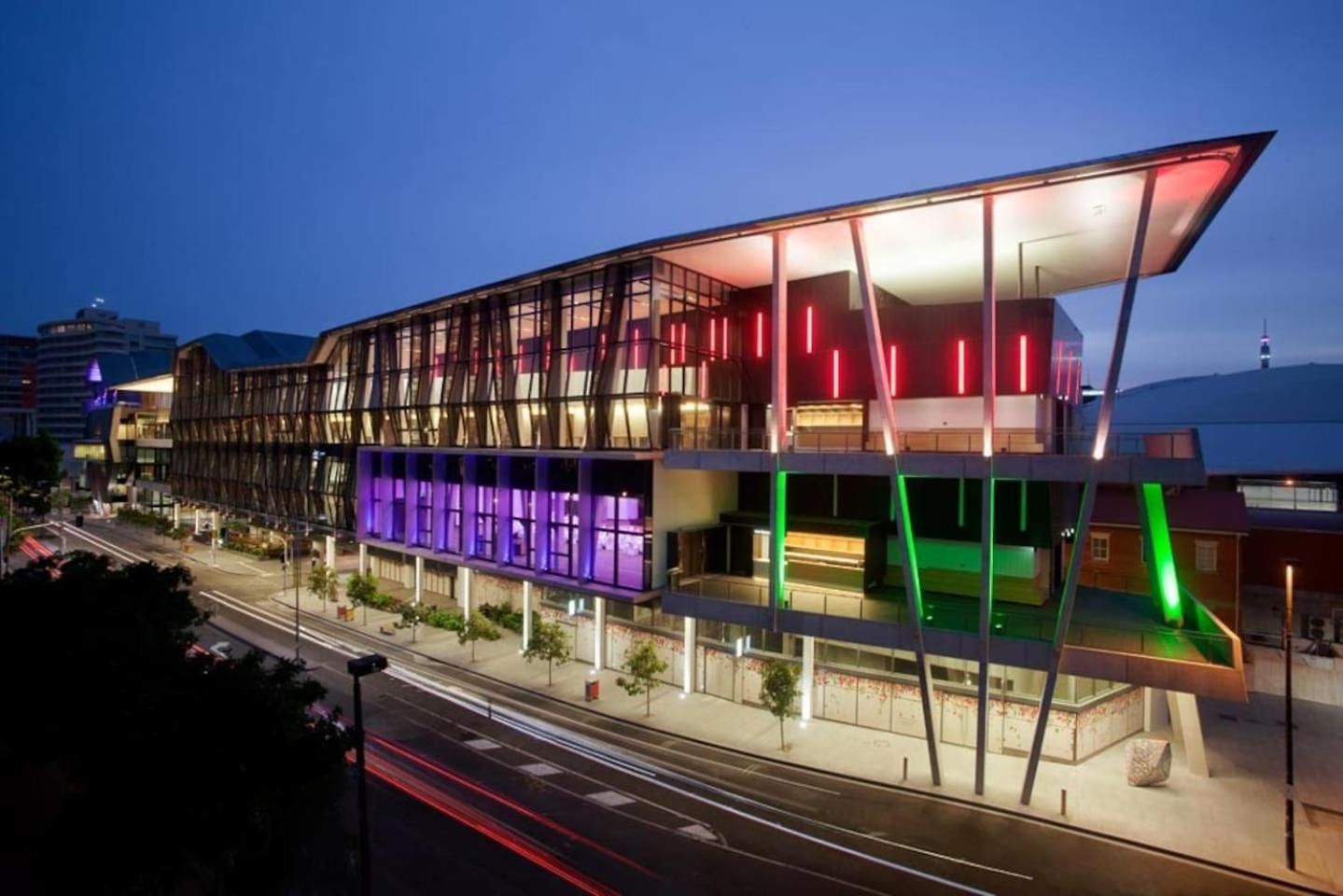 Kozyguru | Fortitude Valley | 2 Bed Apt+parking *