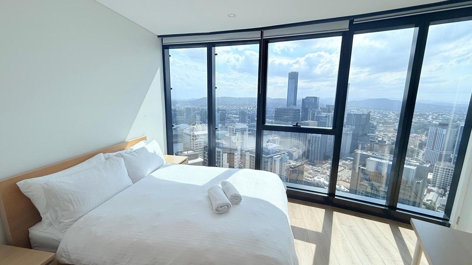 Amazing &river Views 60th Level Skytower 3 Bedrooms&free Parking Apartment *