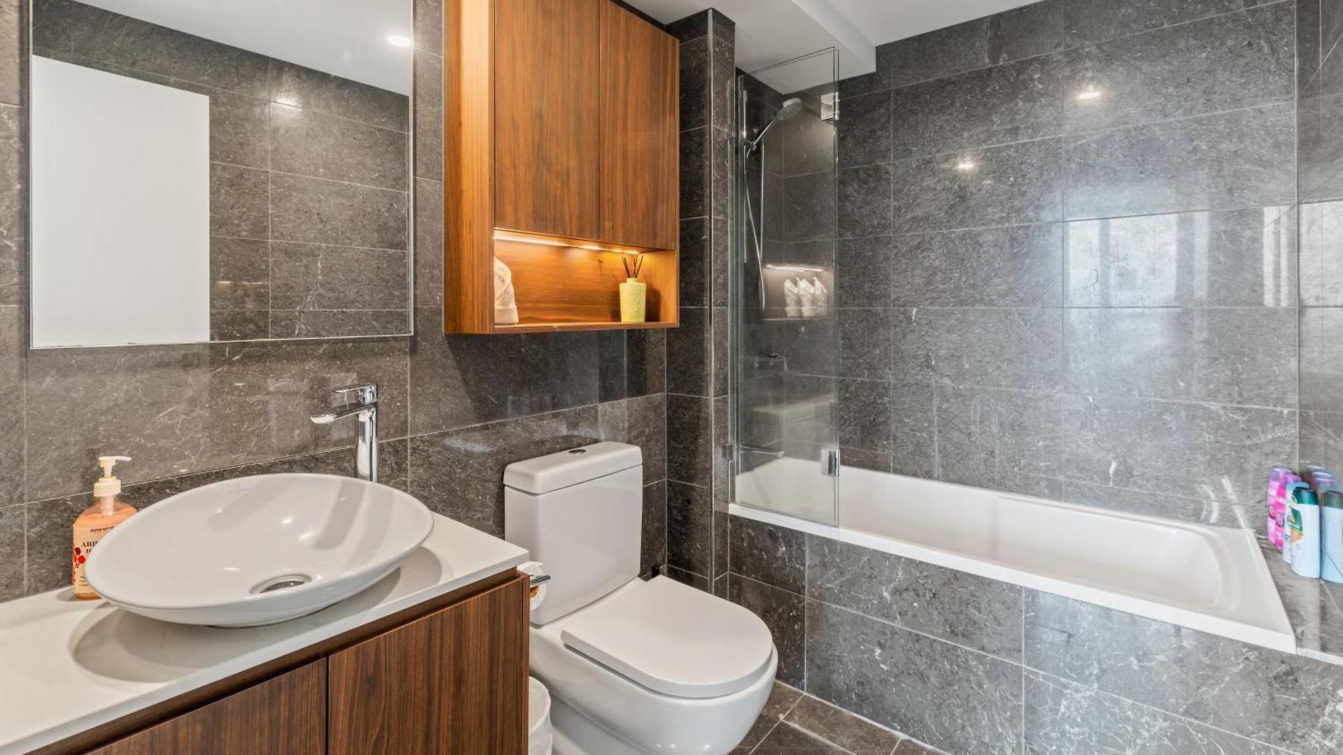 Skyline View High Floor 2br With Sofa Bed And Free Parking Apartment