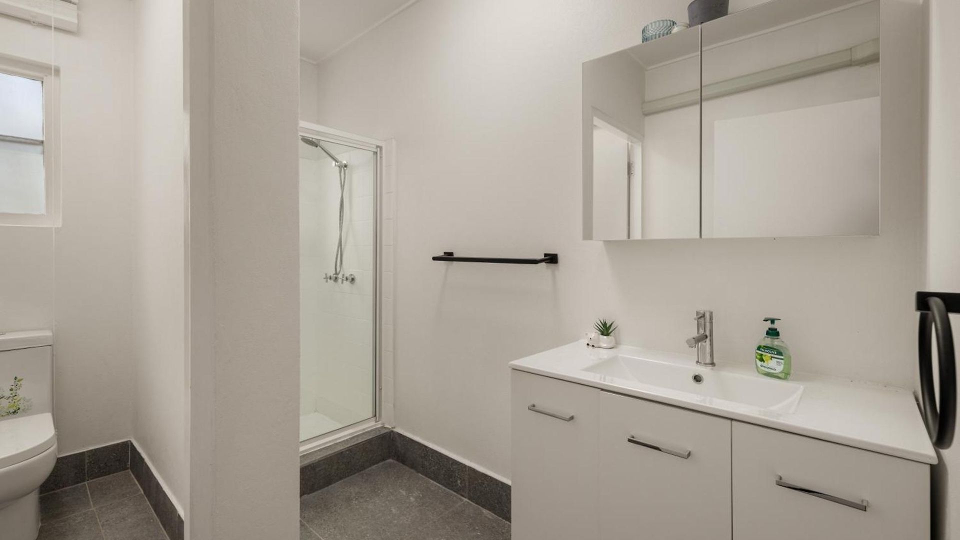 Charming 2-bed Near River & *