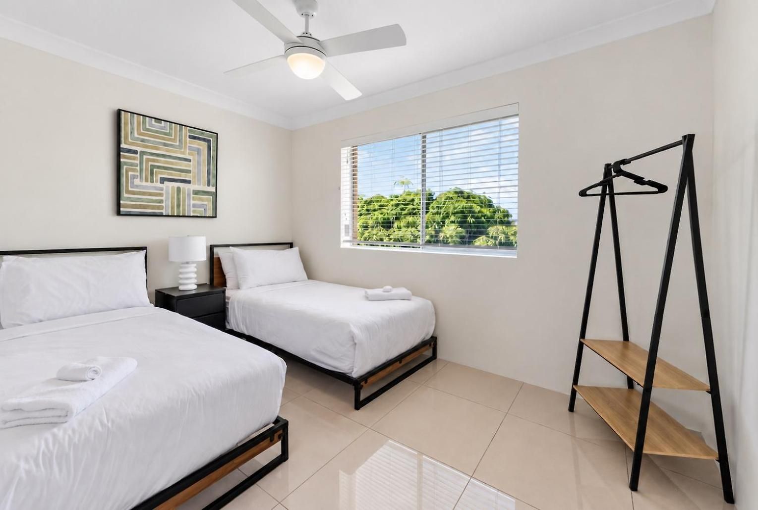 Apartment Quiet 3brm Near Gabba With Free Parking & Wifi *
