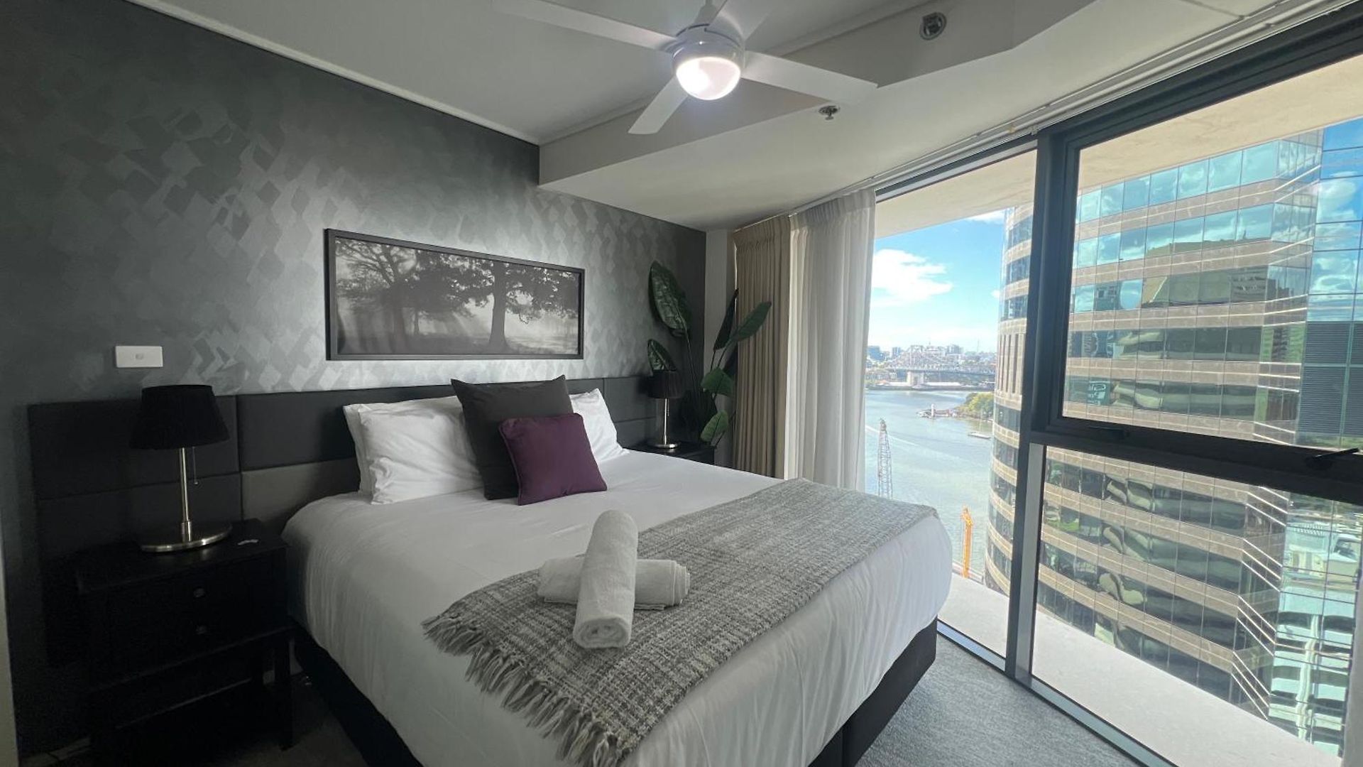 Luxury Cbd 2b2b Balcony Views Free Parking Apartment