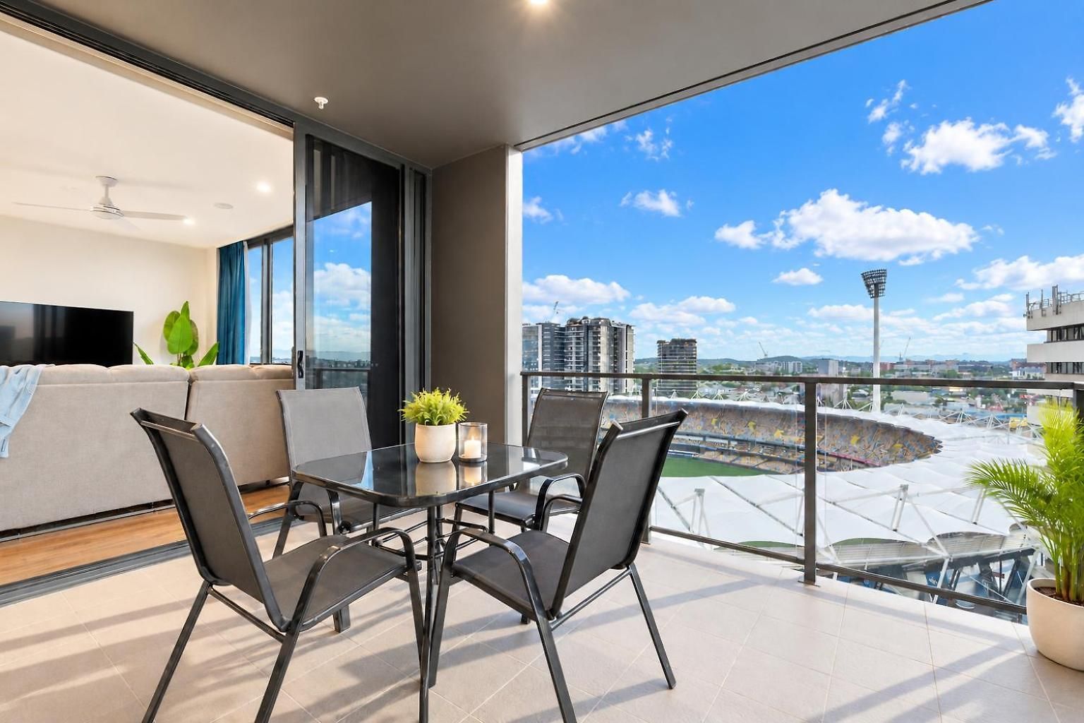 12th Floor Stadium View -2br-free Parking-cbd *