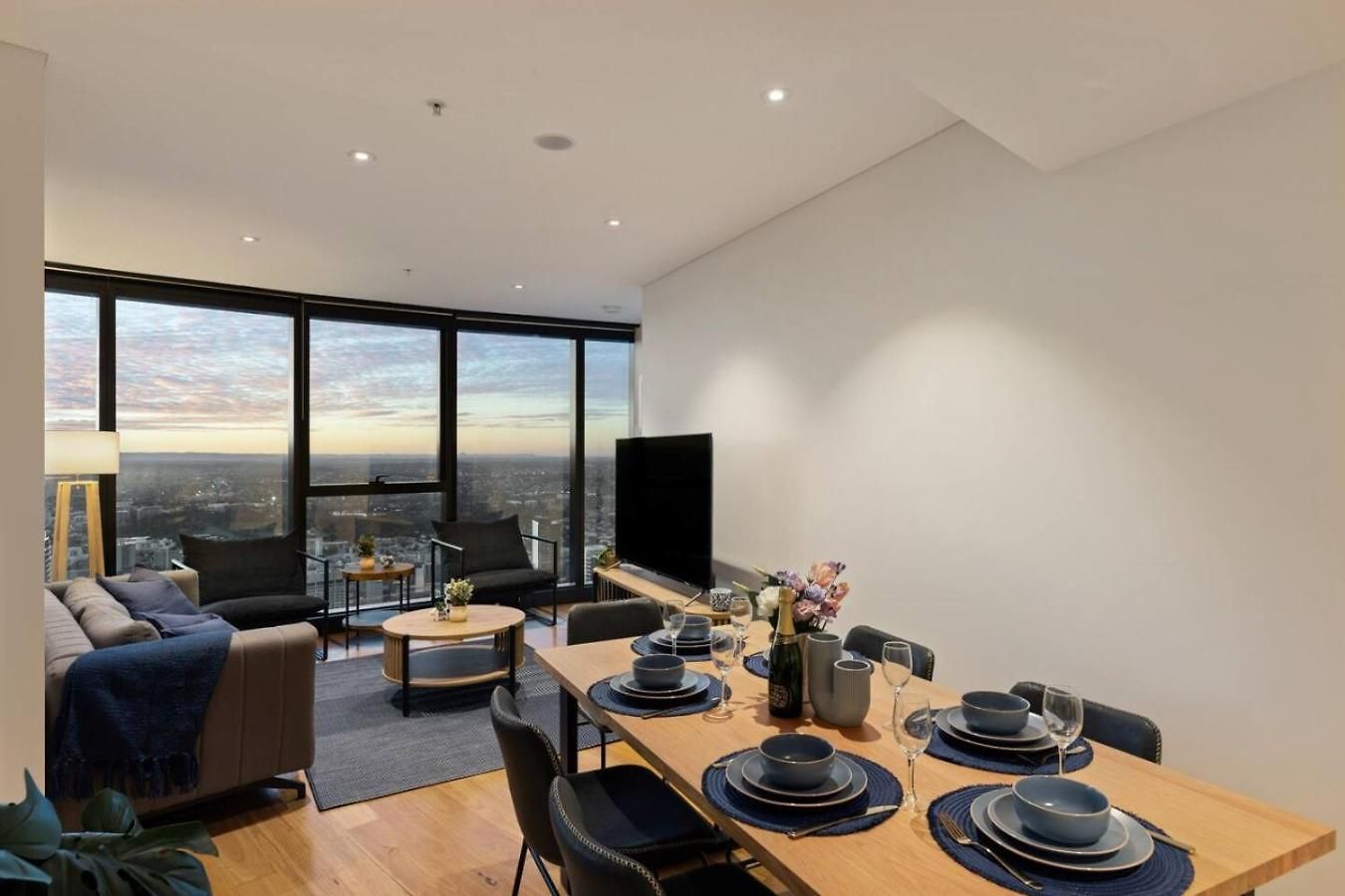 Skytower 72nd Floor 3br With Parking, Pool And Gym Apartment Brisbane
