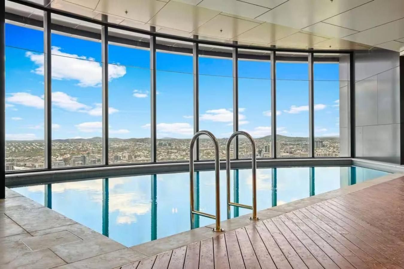 Skytower 72nd Floor 3br With Parking, Pool And Gym *