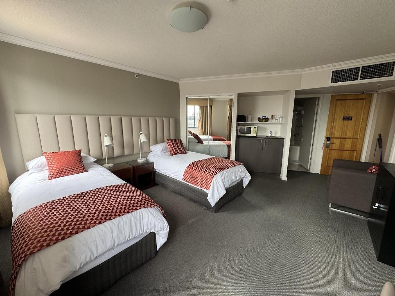 Two-bedroom Escape I Mantra On Queen Apartment