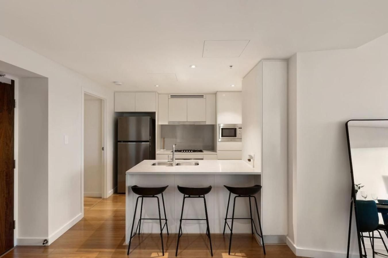 Apartment Skytower 72nd Floor 3br With Parking, Pool And Gym