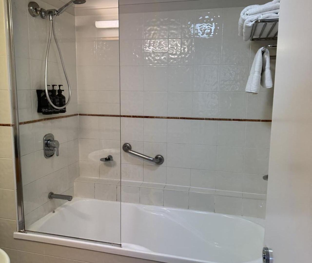 Two-bedroom Escape I Mantra On Queen Apartment *