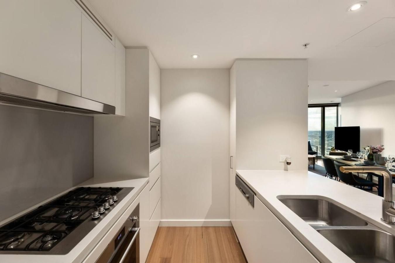 Skytower 72nd Floor 3br With Parking, Pool And Gym Apartment Brisbane
