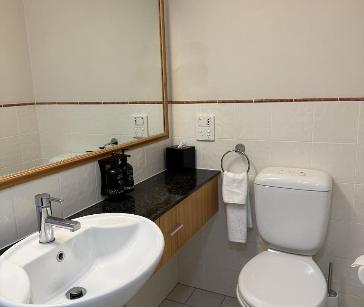 Two-bedroom Escape I Mantra On Queen Apartment *